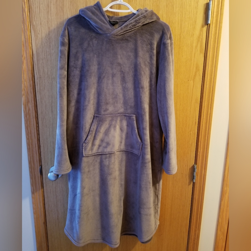 32 degrees brand plush gray colored hooded sleepwear lounger, size LG/XL